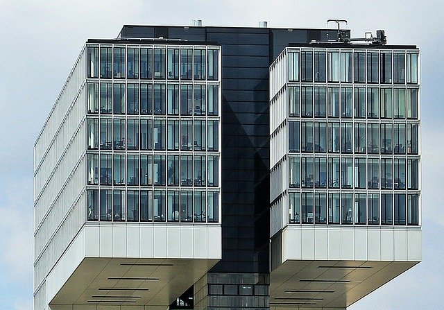 Viel beklagt ist die geringe Verbreitung von Wohngebäudeversicherungen mit Elementarschutz hierzulande, also mit dem Einschluss von Schäden durch Starkregen und Hochwasser.